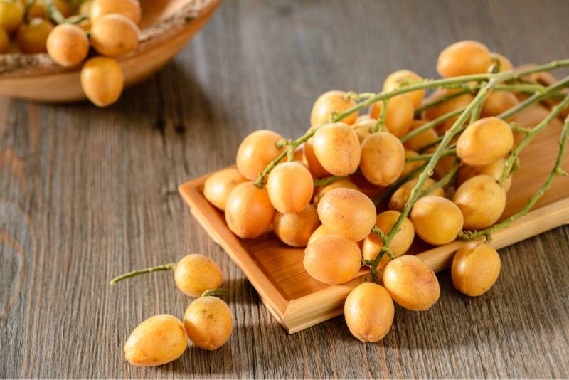 Quả hồng bì tươi còn nguyên cành