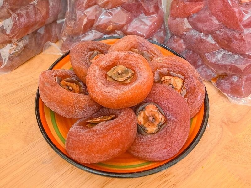 Mứt hồng dẻo đã sấy hoàn thiện trên đĩa