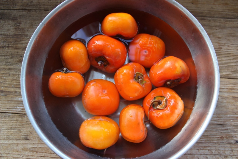 Ngâm hồng với rượu pha loãng