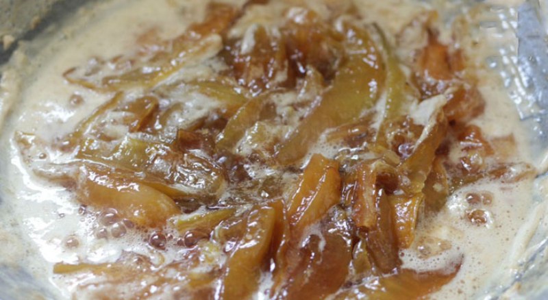 Khế đang sên trên chảo tạo bọt và lên màu