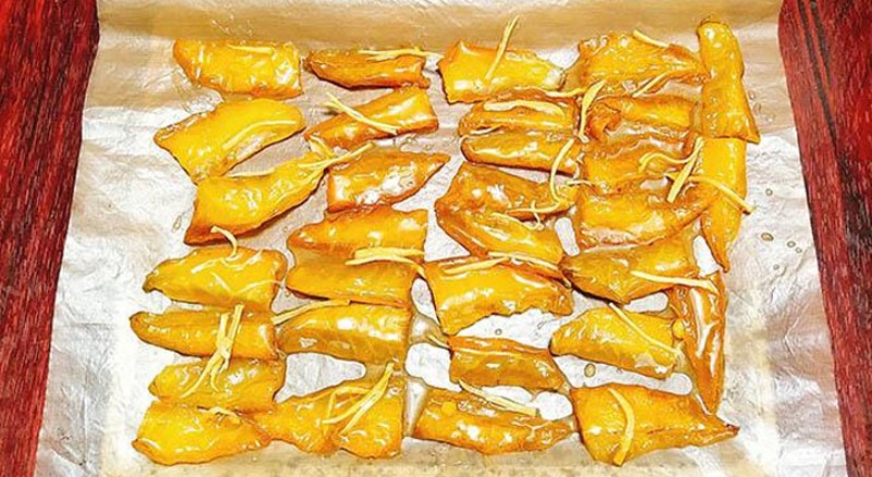 Khế sên đường cùng gừng rồi đem sấy cho ráo