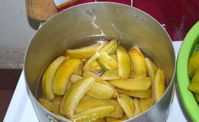 Khế chần sơ trong nước sôi để giảm vị chua