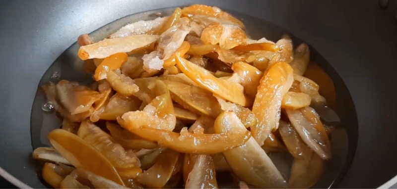 Khế trộn đường ướp cho thấm đều trước khi sên