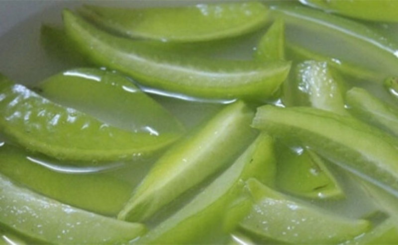 Khế ngâm nước vôi trong giúp giữ màu tươi