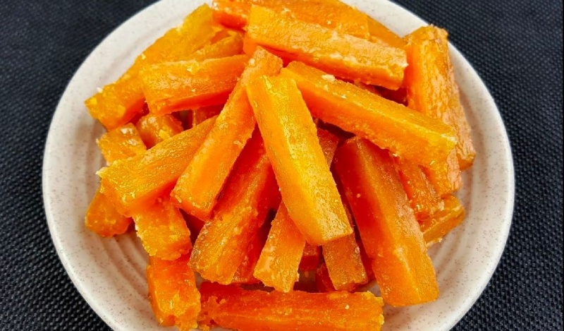 Mứt khoai lang sên khô trên đĩa