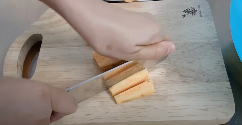 Cắt khoai lang thành từng thanh
