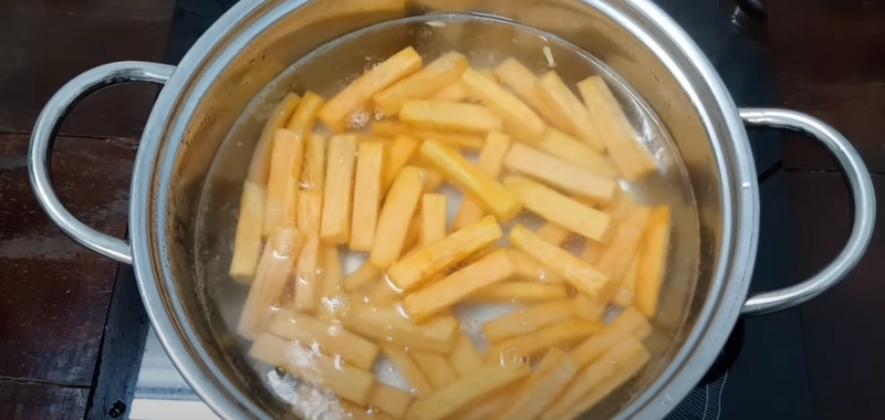 Khoai lang cắt thanh đang luộc trong nồi