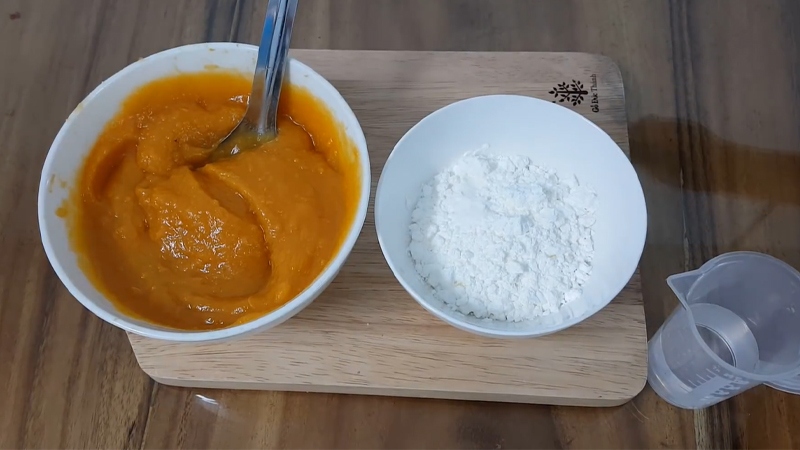 Trộn khoai lang nghiền với gia vị để làm mứt