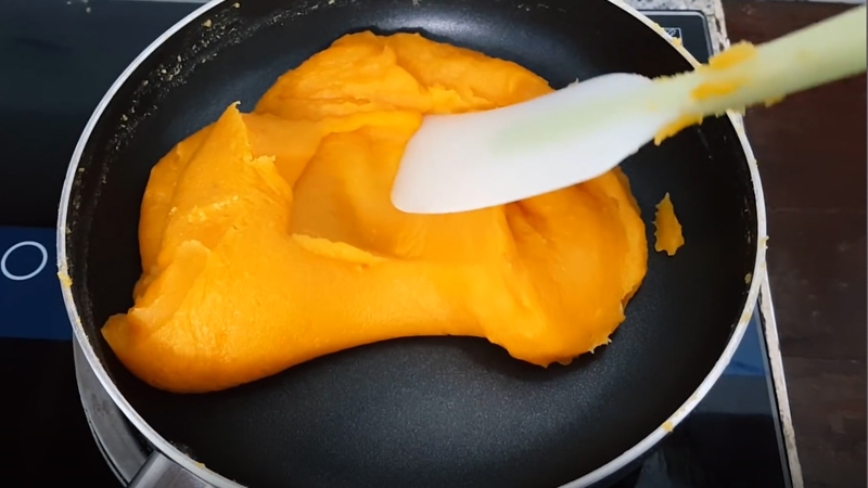 Hỗn hợp khoai nghiền đang sên trên chảo