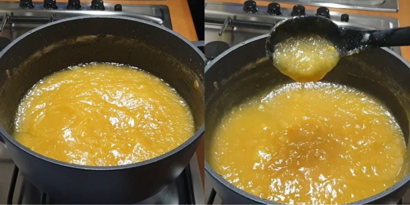 Hỗn hợp lê sên trên bếp đến khi sệt lại thành mứt vàng óng