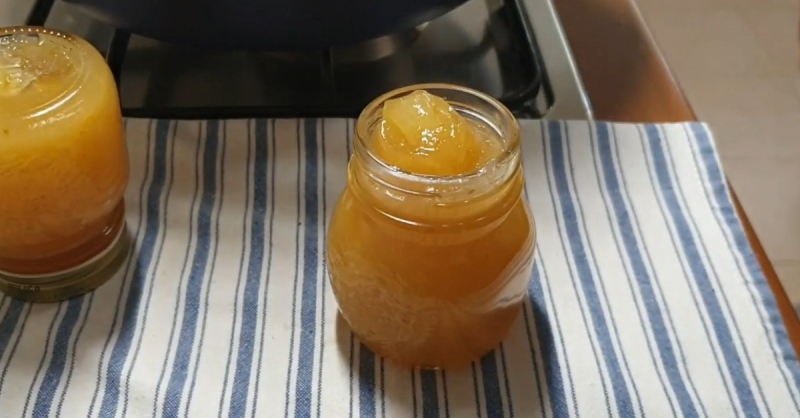 Hũ mứt lê thành phẩm có màu vàng trong và vị ngọt dịu