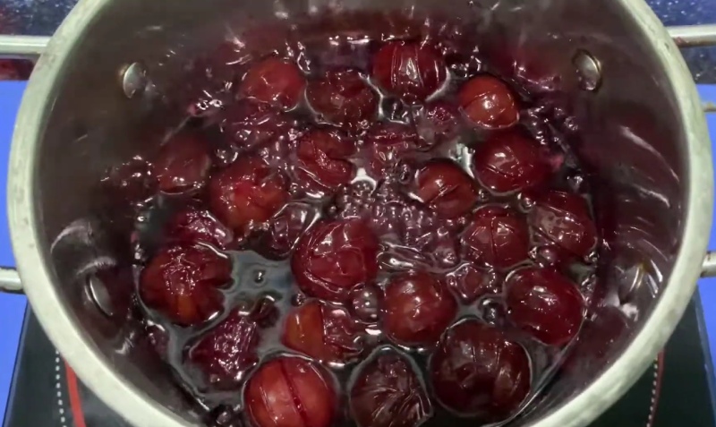 Nồi mận đang sên đường chuyển màu đỏ sánh dẻo