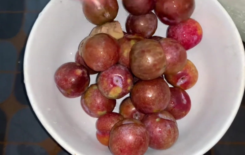 Mận tươi rửa sạch chuẩn bị khía vỏ làm mứt dẻo