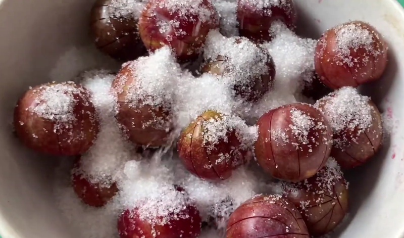 Mận cắt khía ướp đường trắng để thấm vị ngọt