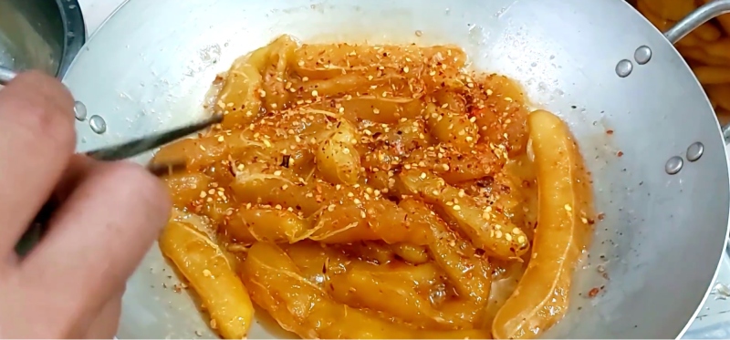 Me sên với đường và ớt