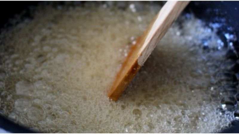 Nước đường đang đun trên bếp