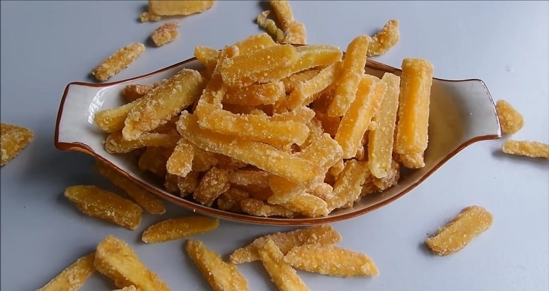 Mứt mít khô phủ đường trong tô