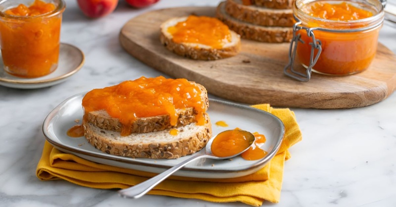 Bánh mì phủ mứt mơ vàng óng dùng cho bữa sáng