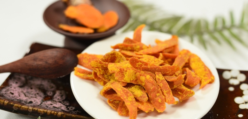 Mứt nghệ vàng đã sên khô trên đĩa
