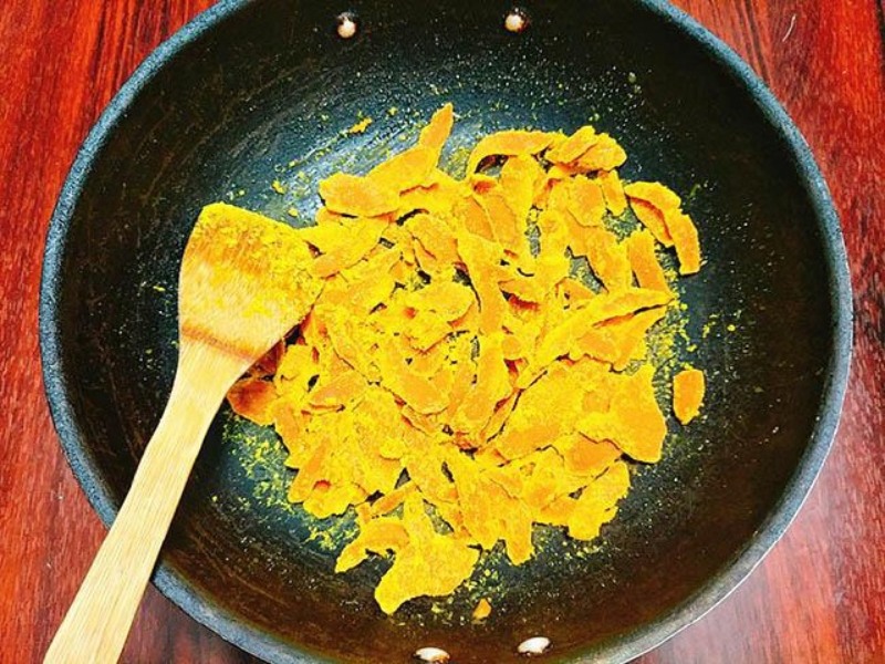 Nghệ lát đang sên khô trên chảo