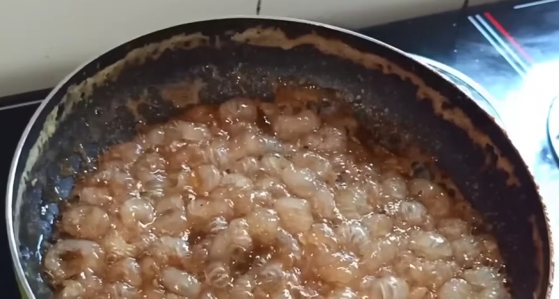 Sên mứt nhãn trên chảo