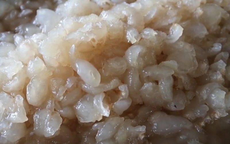 Ướp đường vào phần nhãn đã sơ chế