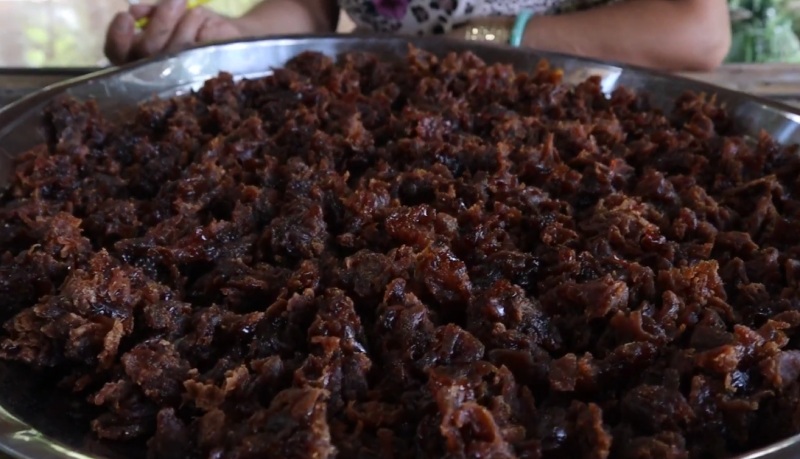 Cho nhãn đã sên lên khay và phơi nắng