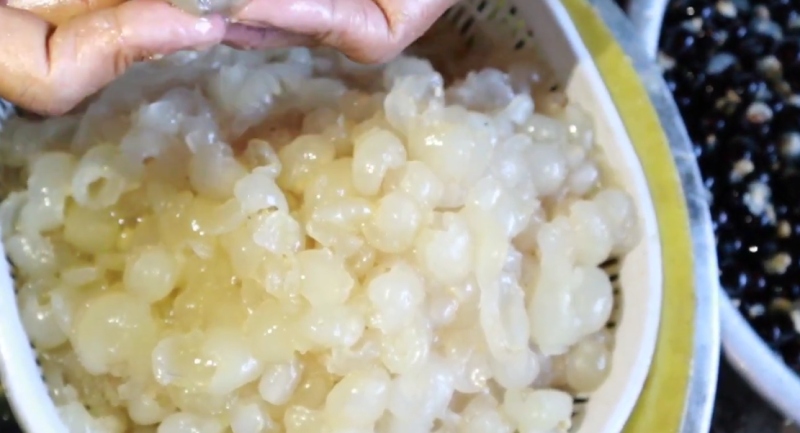 Sơ chế nhãn: bóc vỏ, tách hạt và rửa sạch