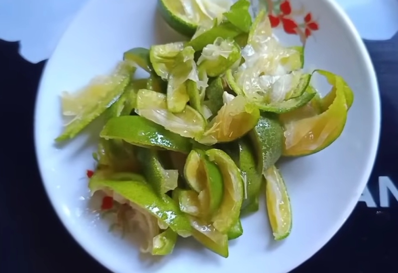 Sơ chế tắc: cắt nhỏ, bỏ hạt và rửa sạch