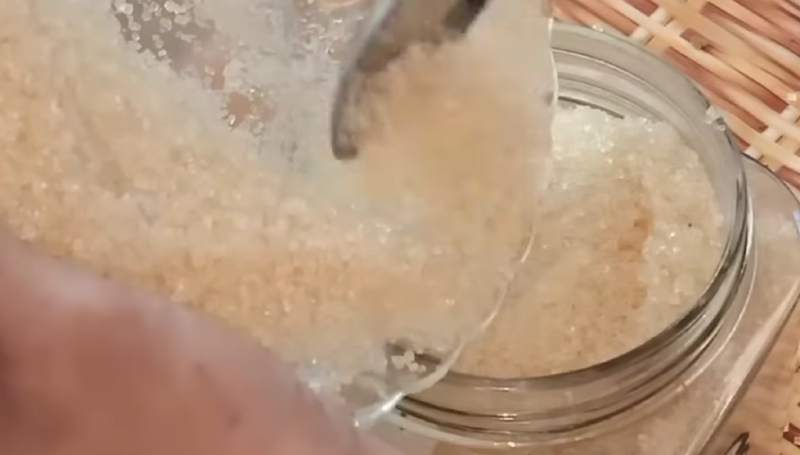 Phần thịt nhãn vào hũ, trộn đều với đường