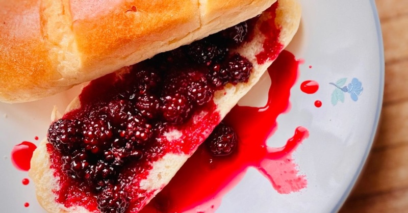 Mứt phúc bồn tử ăn kèm với bánh mì