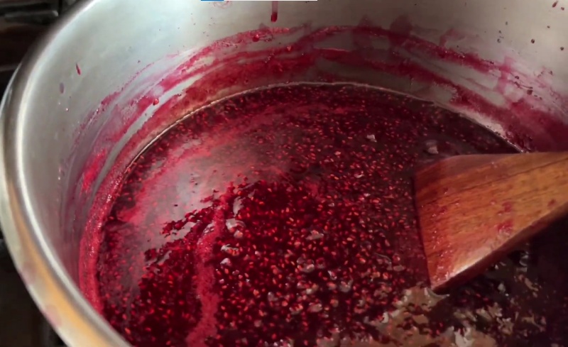 Sên mứt bồn tử trên nồi đến khi mứt sệt lại