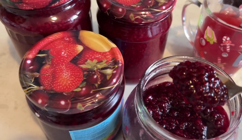 Mứt phúc bồn tử được bảo quản trong hũ thủy tinh