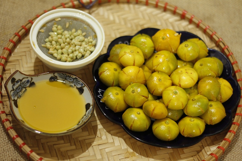 Quất bỏ hạt chuẩn bị rim đường làm mứt quất