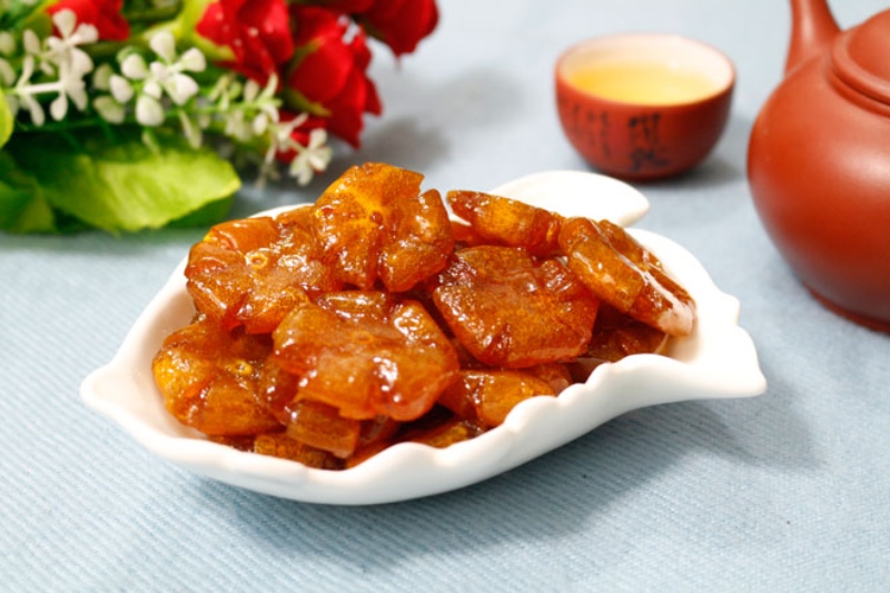 Mứt quất dẻo bày trên đĩa dùng kèm trà nóng
