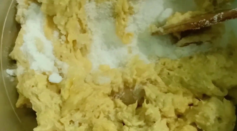 Trộn thịt sầu riêng với đường và muối để chuẩn bị sên mứt