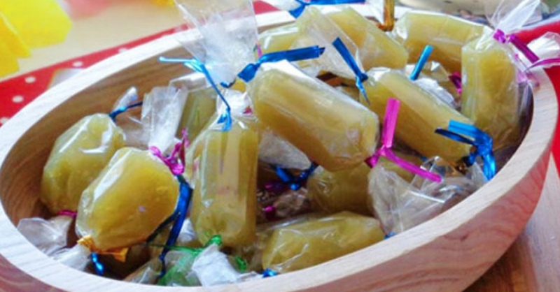 Mứt sầu riêng gói kiếng nhiều màu sắc bày trong tô gỗ