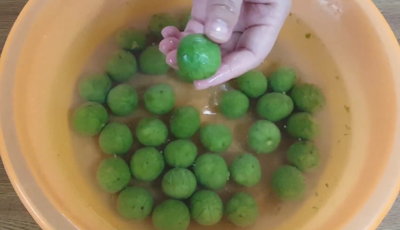 Sơ chế sấu và ngâm trong nước vôi trong 