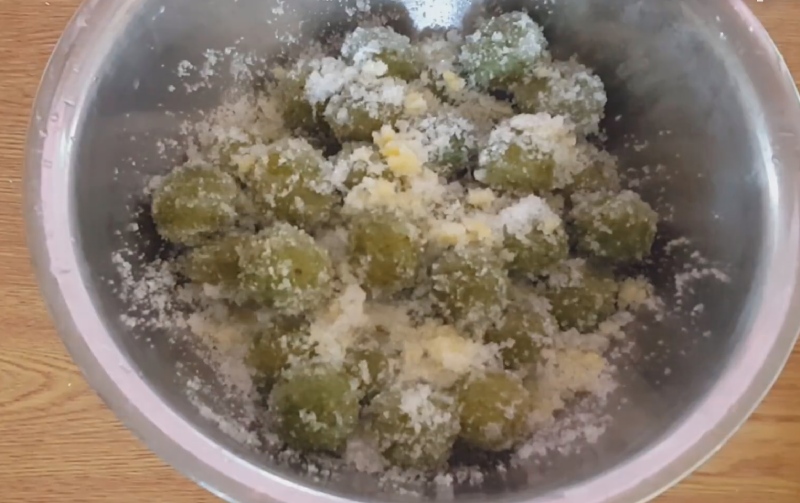 Ngâm sấu với đường và gừng