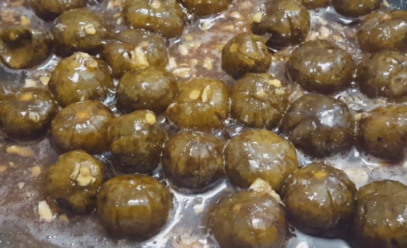 Xào hỗn hợp sấu đã ngâm