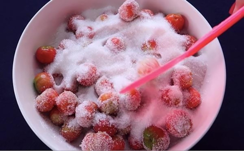 Sơ ri trộn đường trong tô