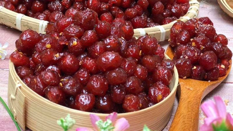 Mứt sơ ri dẻo đỏ bày trên mẹt tre