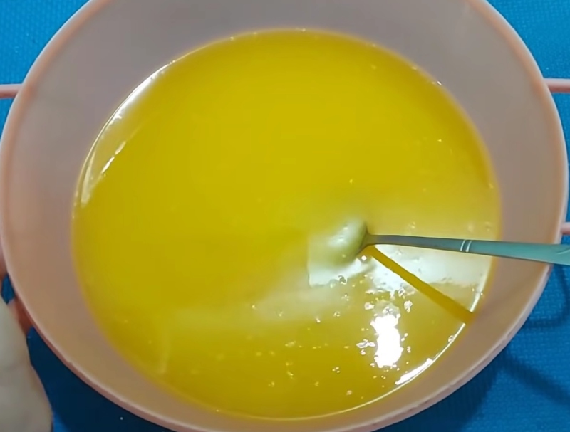 Đun nước cốt tắc trên lửa nhỏ