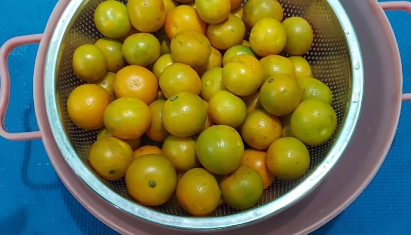 Sơ chế tắc sạch sẽ