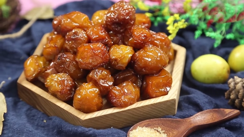 Mứt táo nguyên quả vàng óng trong khay gỗ