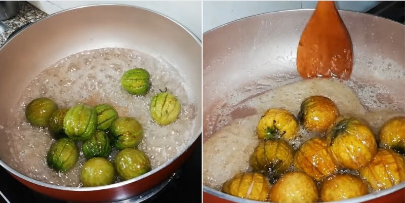 Táo xanh đang sên trong nồi đường và chuyển sang màu vàng