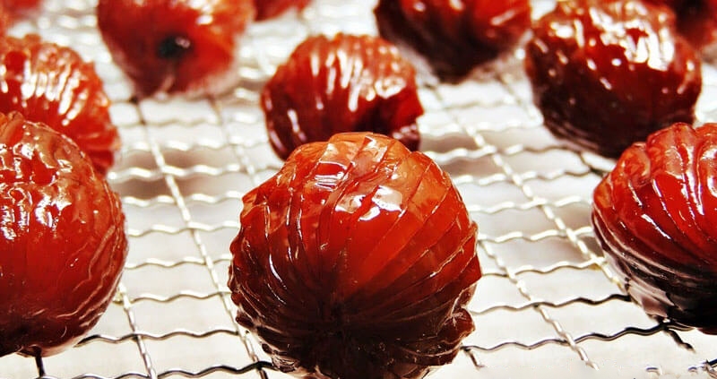 Mứt táo khía thành phẩm được để ráo trên vỉ