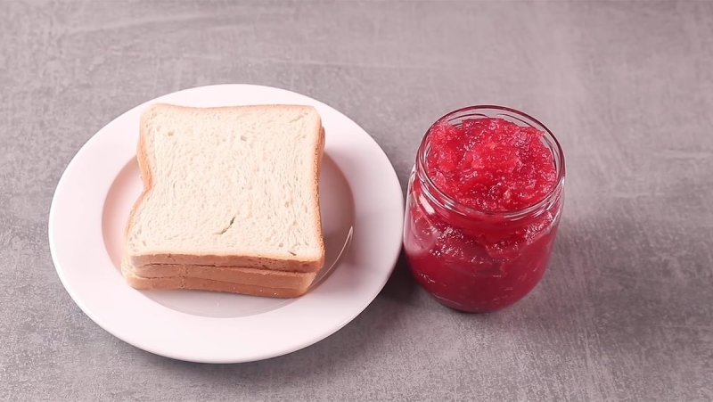 Mứt táo ăn kèm bánh mì