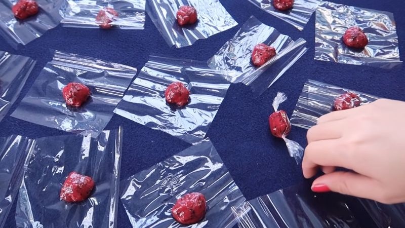 Phơi và tạo hình mứt thanh long