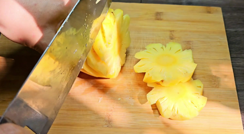 Cắt thơm thành khoanh tròn dày